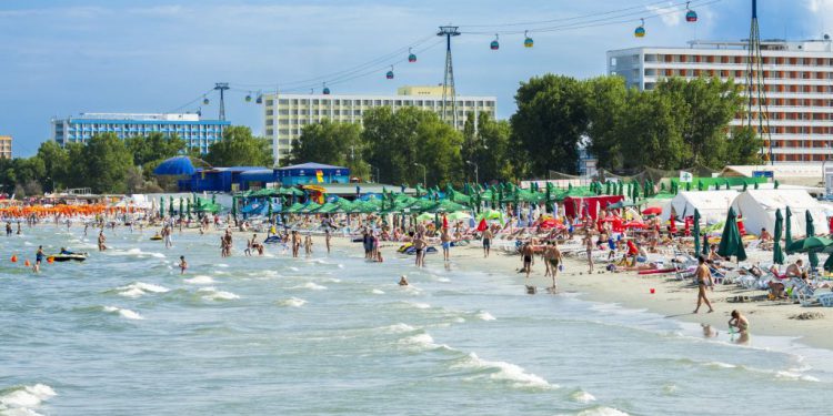 Avem acelaşi număr de turişti pe litoral ca şi anul trecut, în pofida vremii, mulţumită voucherelor pentru bugetar