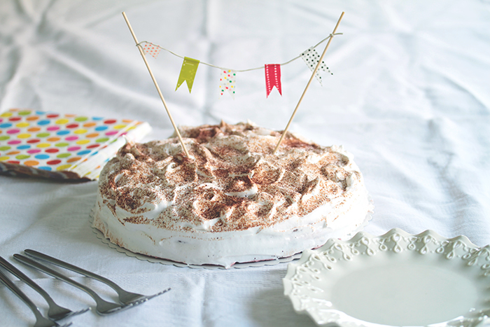Tort brownie cu fructe de padure si bezea