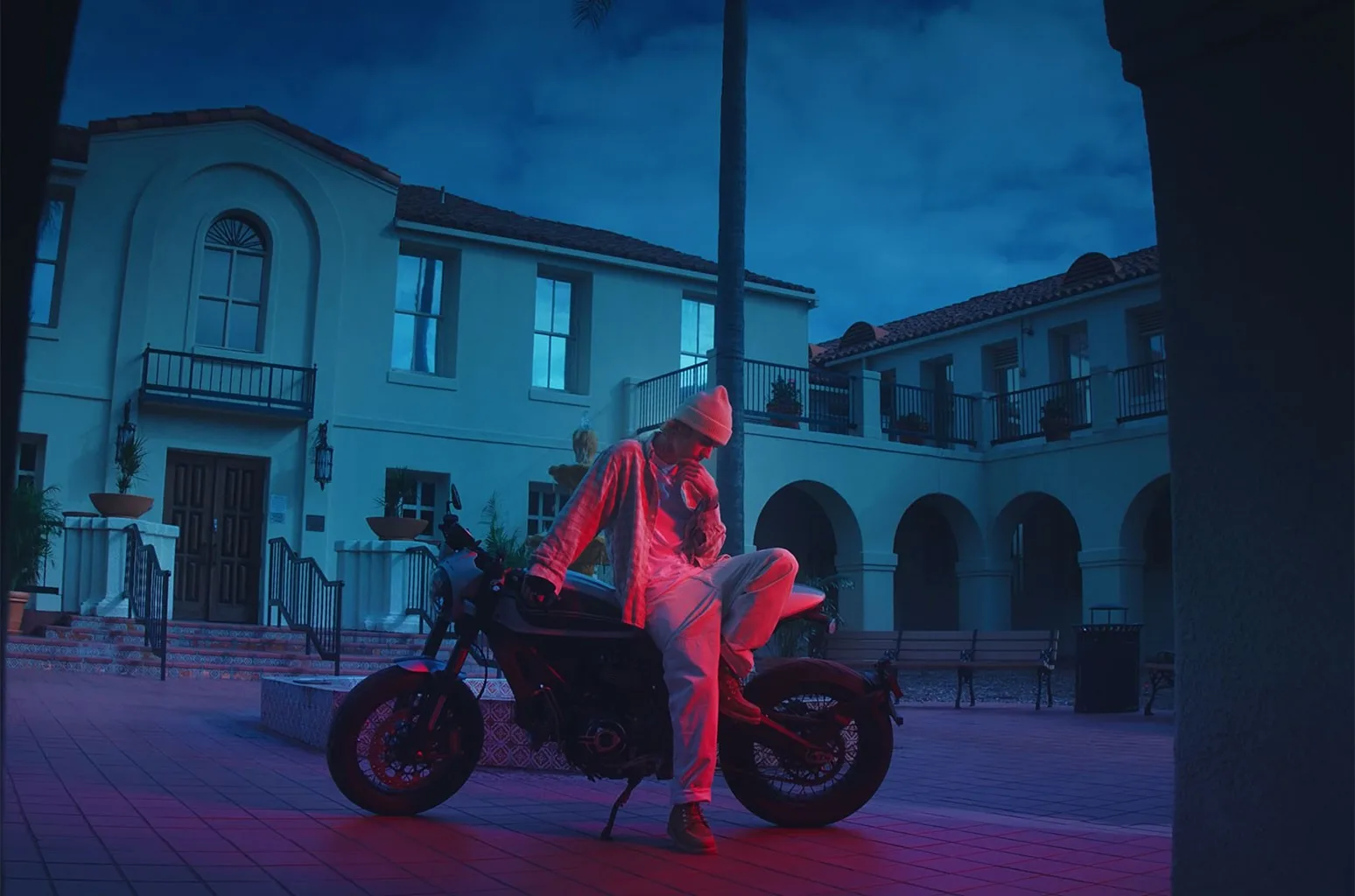 Justin Bieber jefuiește o bancă și intră este fugărit de poliție în noul videoclip muzical „Hold On”