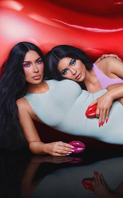 Kim Kardashian și Kylie Jenner colaborează pentru lansarea unui parfum