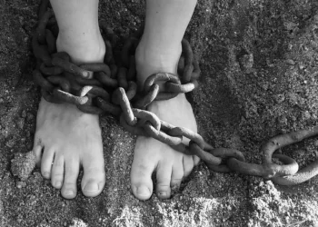 Pedeapsă pentru bunicul care îşi ţinea nepotul în lanţuri