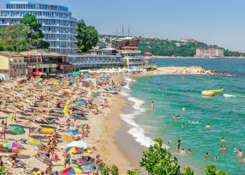 Îşi cumpără vacanţa cu mult timp înainte şi vrea să aibă totul asigurat