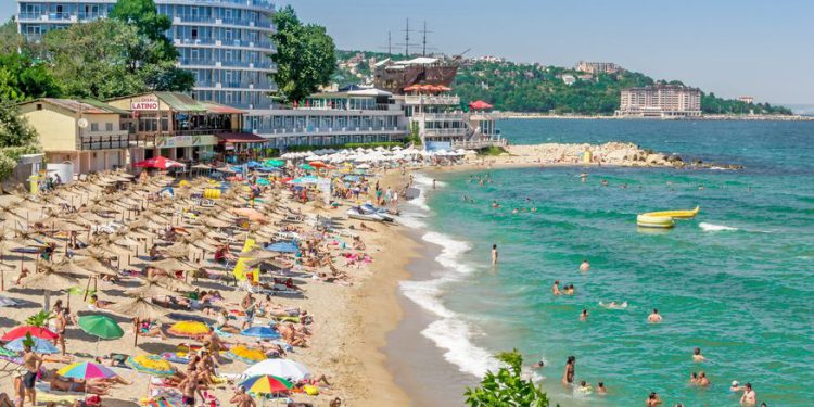 Îşi cumpără vacanţa cu mult timp înainte şi vrea să aibă totul asigurat