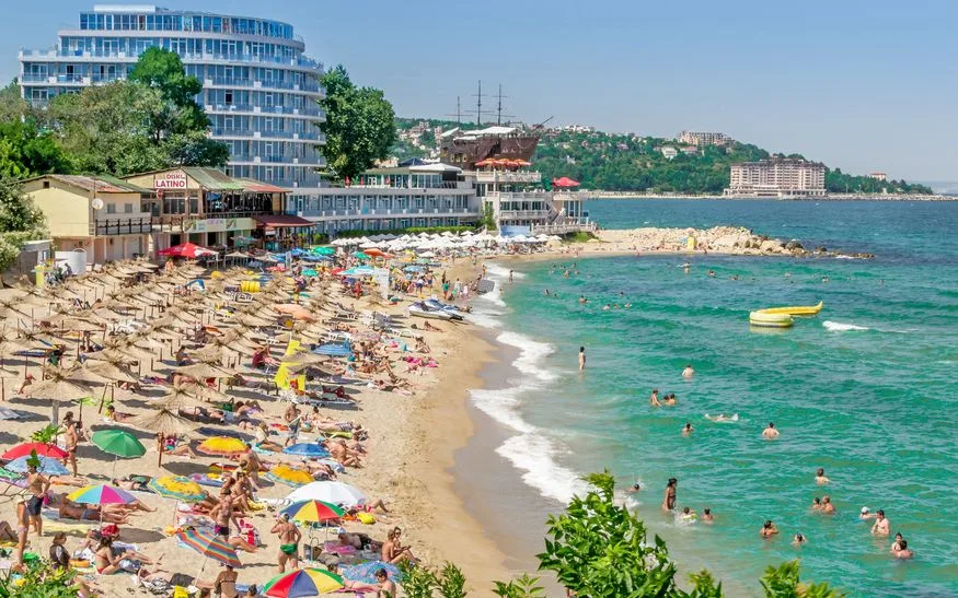 Îşi cumpără vacanţa cu mult timp înainte şi vrea să aibă totul asigurat