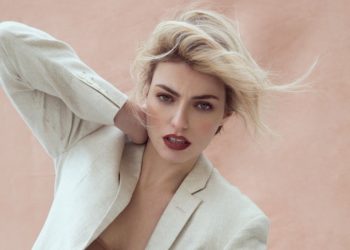 Lola Lennox o ia pe urmele mamei sale, Annie, după ce a lansat un single