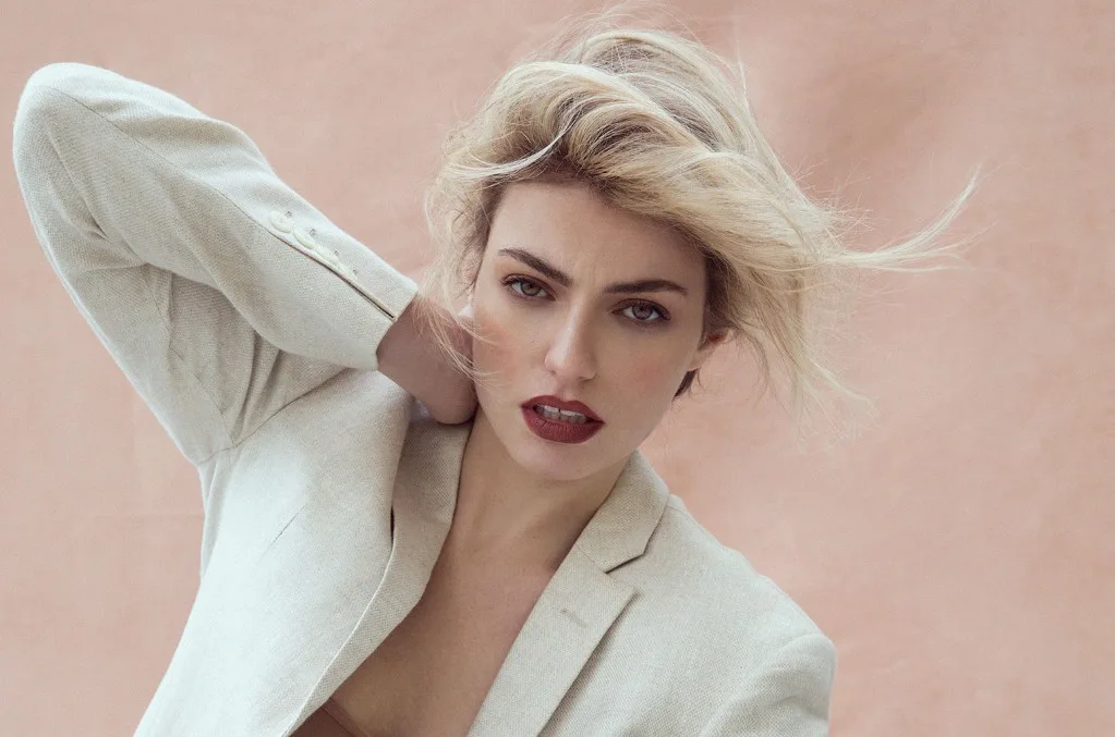 Lola Lennox o ia pe urmele mamei sale, Annie, după ce a lansat un single