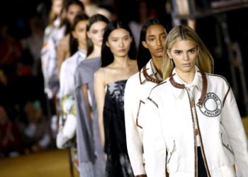 Brandurile se folosesc de pandemie ca șansă de recalibrare la Săptămâna Modei Londoneze