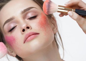 Blush-ul revine la modă, cu modalități de a-l adapta la purtarea măștii