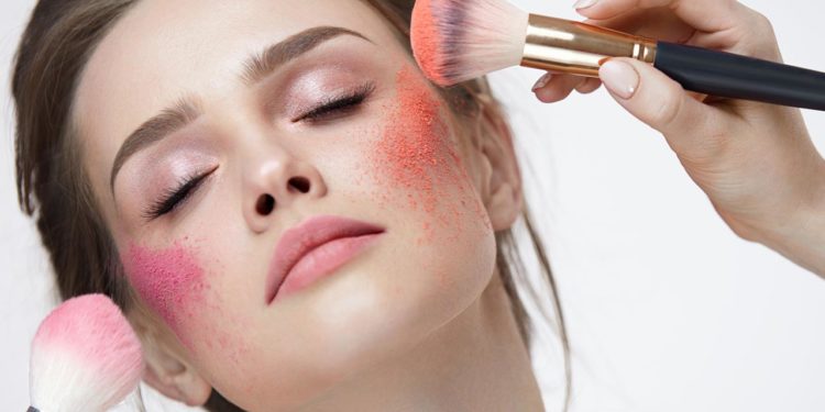 Blush-ul revine la modă, cu modalități de a-l adapta la purtarea măștii