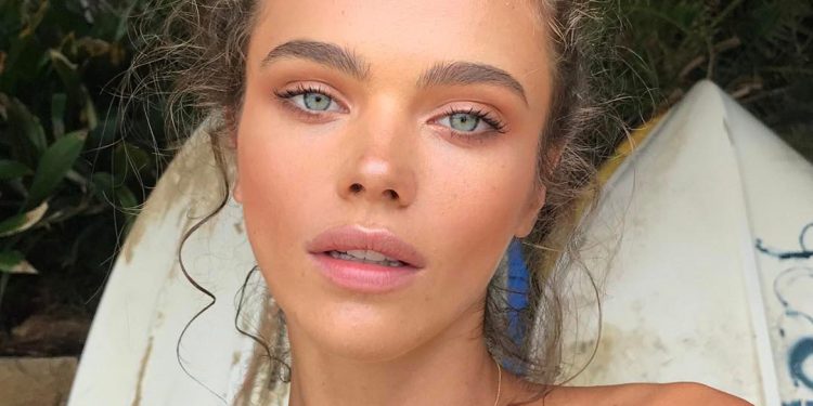 Machiaj simplu pentru ochi albaștri! Culori care îi pun în evidență