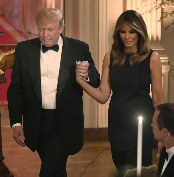 Melania Trump a strălucit într-o rochie neagră, lungă. Creația purtată de Prima Doamnă a Americii valorează peste 5.000 de euro