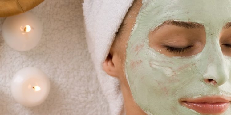 3 Măști faciale care te vor ajuta să îți iei adio de la tenul cu probleme