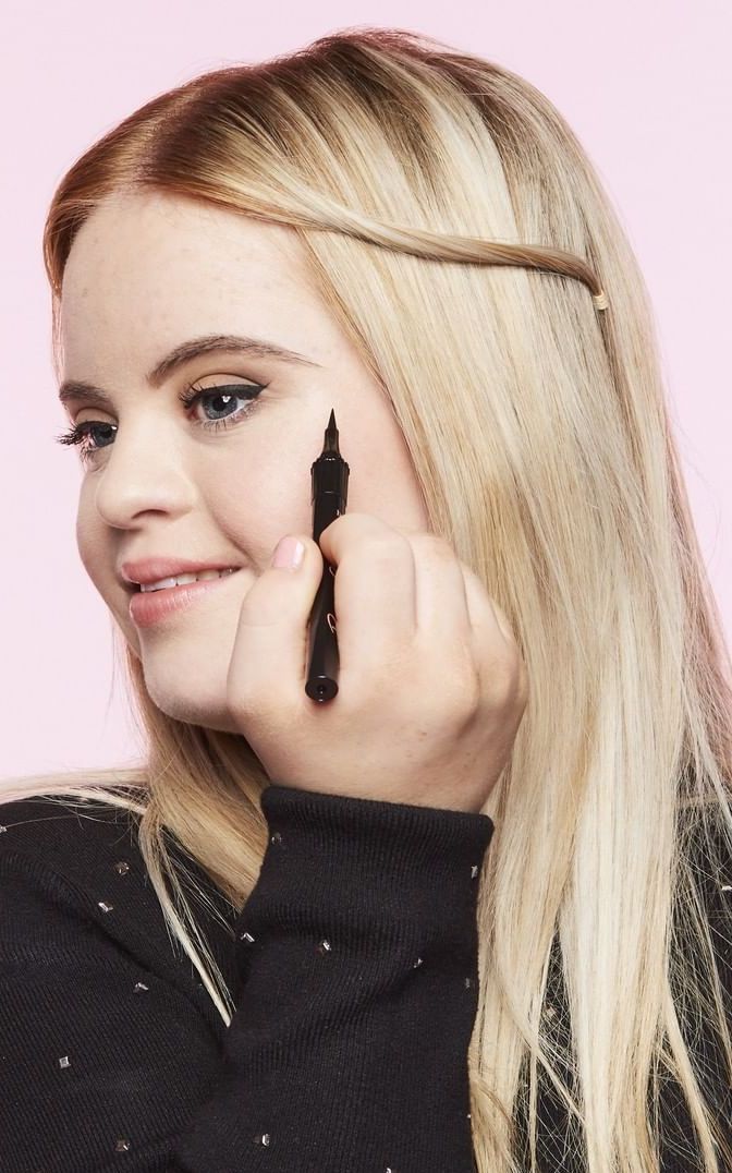 Noua imagine Benefit Cosmetics este o tânără cu Sindromul Down