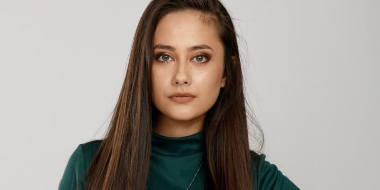 Oana Cârmaciu, protagonista serialului „Sacrificiul” – nerăbdătoare să-și țină bebelușul în brațe