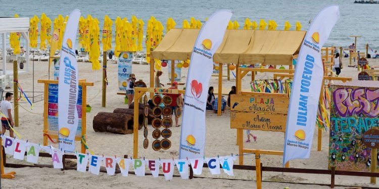 Plajă terapeutică pentru persoanele cu dizabilităţi, amenajată în staţiunea Mamaia – FOTO