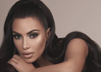 Reacția lui Kim Kardashian după ce un tabloid a atacat problemele sale dermatologice
