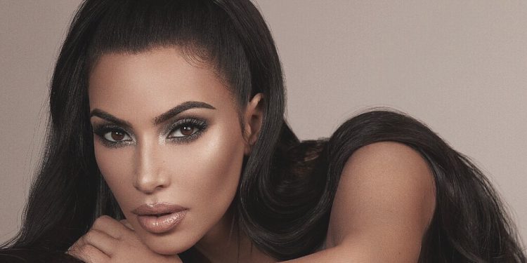 Reacția lui Kim Kardashian după ce un tabloid a atacat problemele sale dermatologice