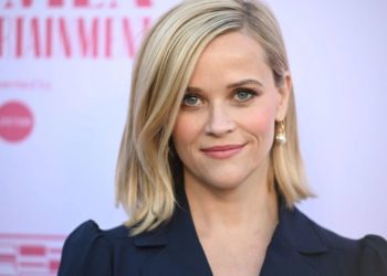 Celebra Reese Witherspoon a dezvăluit că este mare fan al serialului Bridgerton îmbrăcată în haine regale