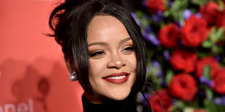 Rihanna își cere scuze pentru versurile islamice la prezentarea de modă Fenty lingerie