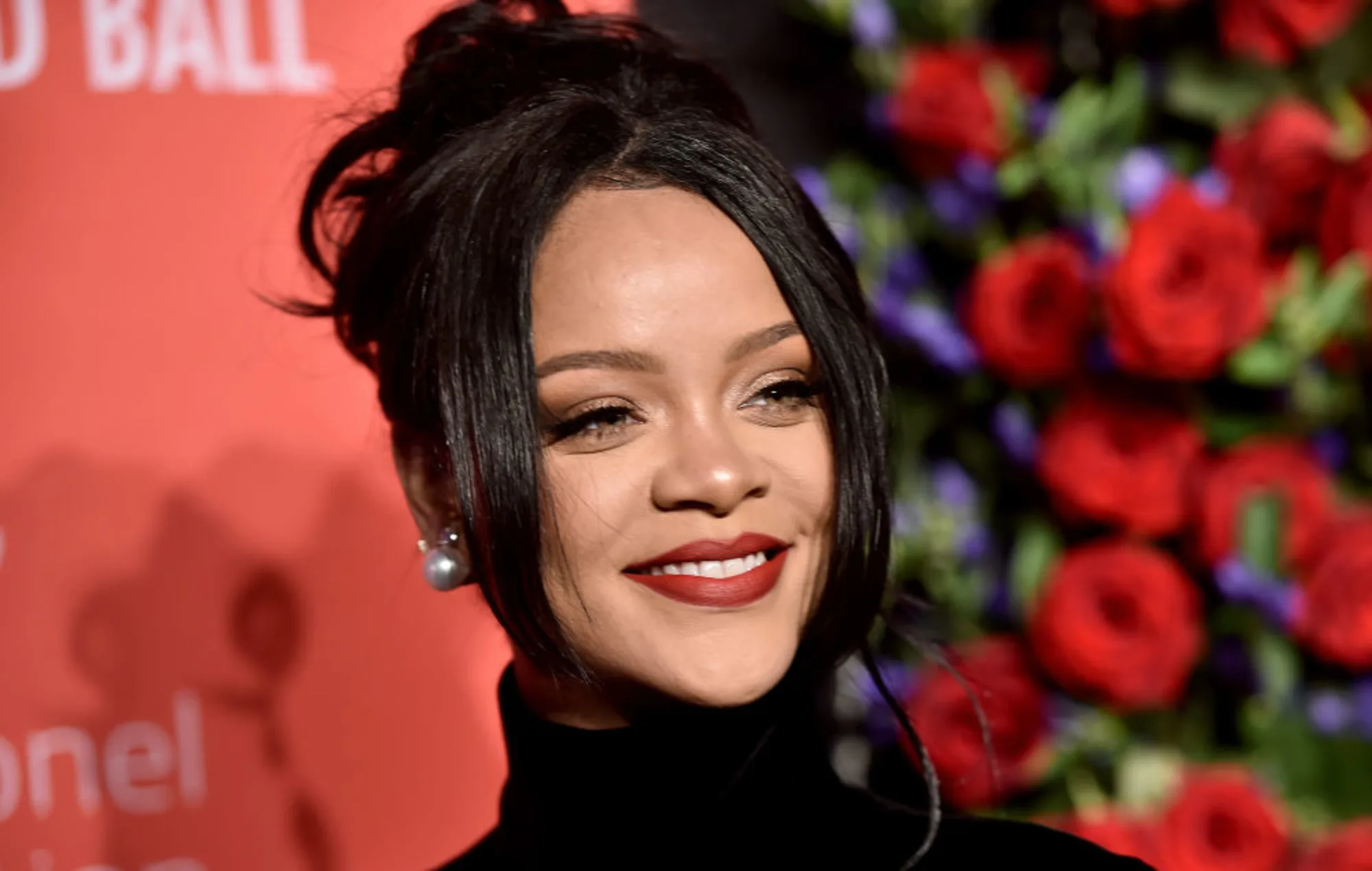 Rihanna pozează Topless în Purple Savage X Fenty în boxeri pentru Sexy Poolside Snap