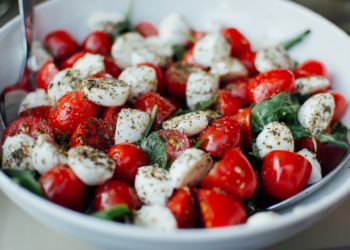 Salata de brânză cu roșii- prieten sau dușman al dietelor de slăbit?