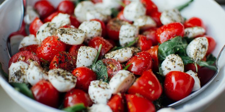 Salata de brânză cu roșii- prieten sau dușman al dietelor de slăbit?