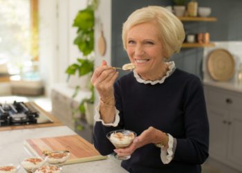 Mary Berry spune că oamenii nu ar trebui să „ceară” vaccinul Covid-19