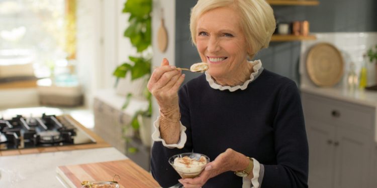 Mary Berry spune că oamenii nu ar trebui să „ceară” vaccinul Covid-19