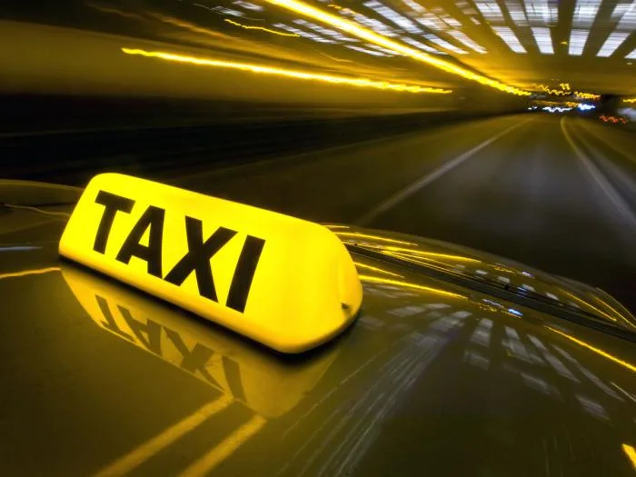 UN ȘOFER DE TAXI DIN IAŞI A FOST BĂTUT CU BESTIALITATE DE TREI CLIENȚI