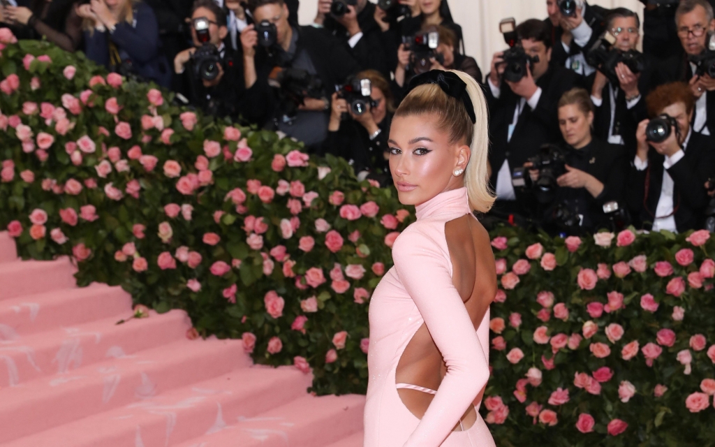 Trendurile lansate de celebritățile de pe covorul roșu al Met Gala 2019