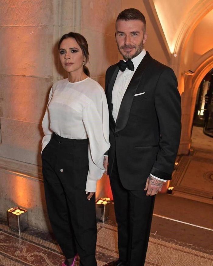 La 45 de ani, Victoria Beckham poartă ținute de școlăriță. A apărut în New York într-un outfit șic