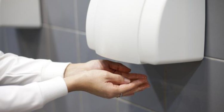 Uscătoarele de mâini din băi, periculoase pentru sănătate?!