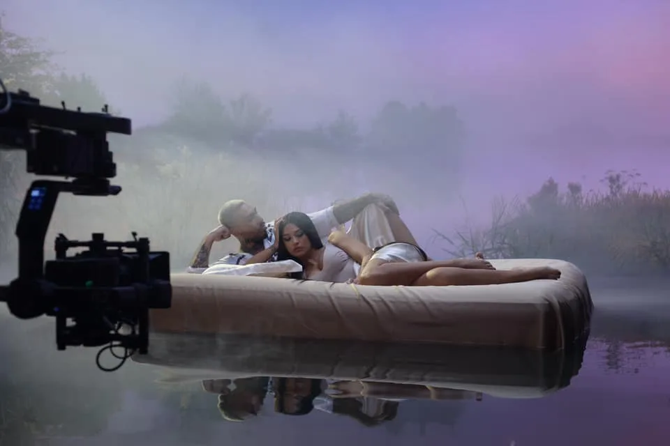 Antonia sexy alaturi de Alex Velea in videoclipul ”Taifun” în care artista este o zeiță
