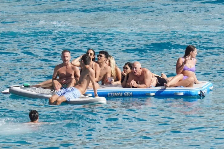 JEFF BEZOS, LA BUSTUL GOL, CU IUBITA PE IAHT ÎN CARAIBE