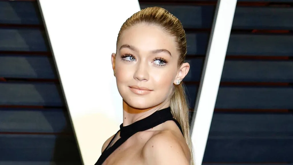 Starul Catwalk al Versace, Gigi Hadid, interpretează noua colecția pentru prima dată de când a devenit mamă