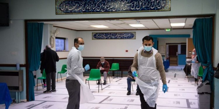 Vedetele asiatice britanice se unesc printr-un video pentru a risipi miturile vaccinului Covid