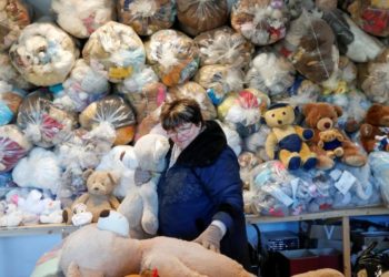 Înfășurați în plastic, ursuleții de pluș așteaptă sfârșitul pandemiei pentru a face o bucurie copiilor