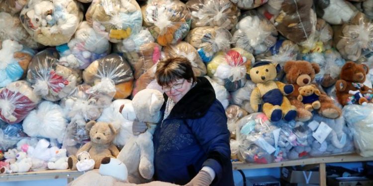 Înfășurați în plastic, ursuleții de pluș așteaptă sfârșitul pandemiei pentru a face o bucurie copiilor