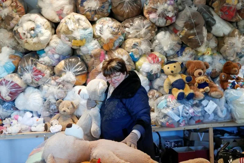 Înfășurați în plastic, ursuleții de pluș așteaptă sfârșitul pandemiei pentru a face o bucurie copiilor