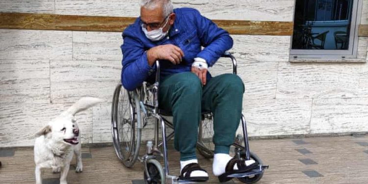 Un câine a demonstrat iubirea infinită atunci când și-a așteptat stăpânul în fața spitalului aproape o săptămână