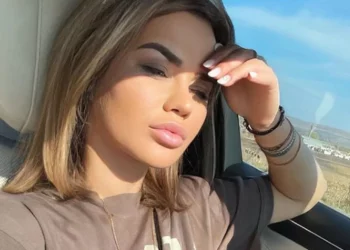 CARMEN DE LA SĂLCIUA A DAT CĂRŢILE PE FAŢĂ!