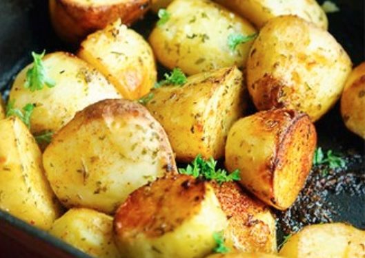 Rețetă de cartofi la cuptor cu lămâie, simplă, delicioasă și ușor de preparat