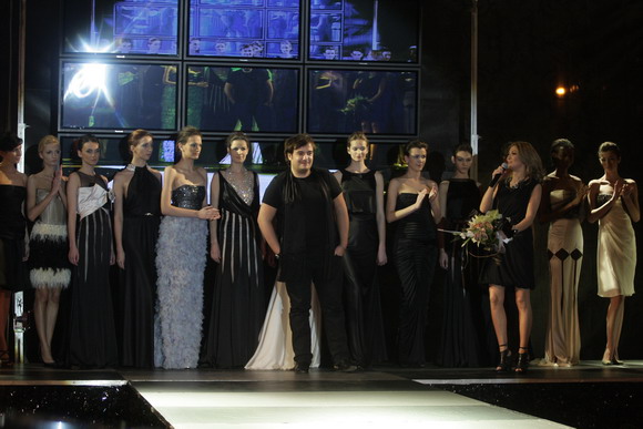 Cât a ajuns să coste acum o rochie a lui Răzvan Ciobanu