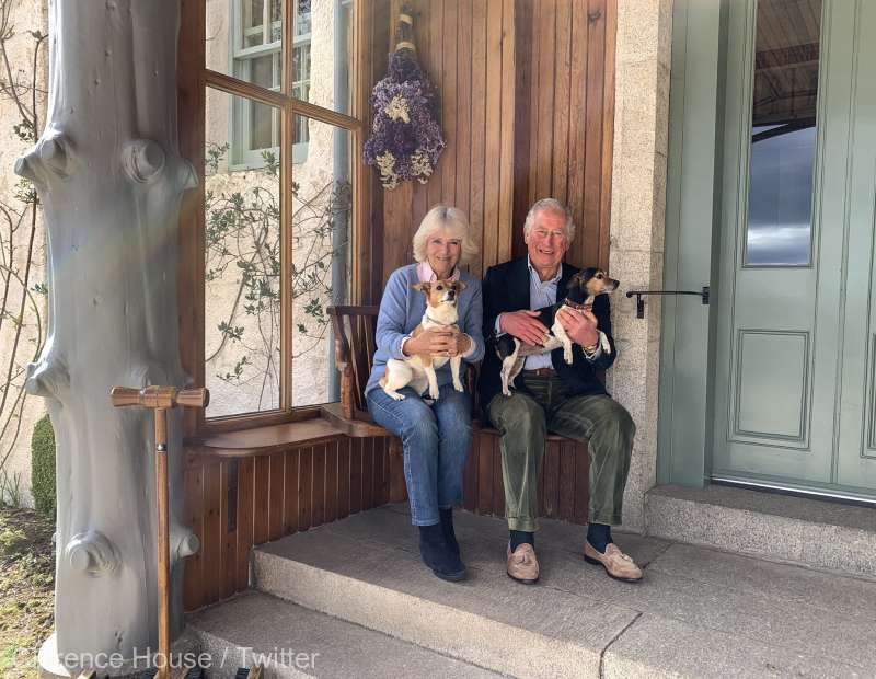 Prinţul Charles şi ducesa de Cornwall au marcat aniversarea a 15 ani de căsătorie printr-un nou portret de familie