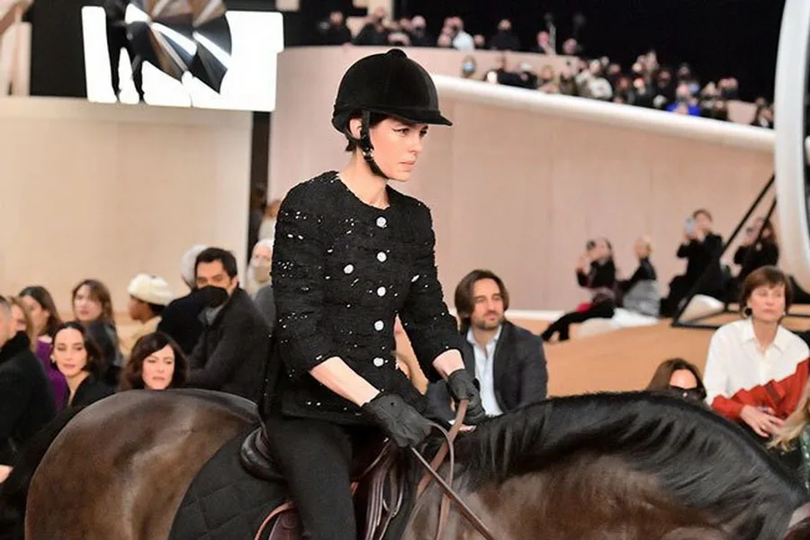 Charlotte Casiraghi, a defilat călare pe cal la prezentarea de modă Chanel de la Paris