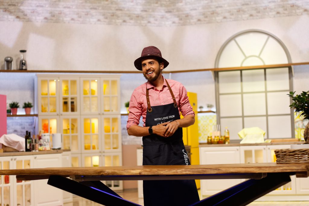 VIDEO/ Chef FOA împarte bucătăria cu frații lui. Toți trei sunt bucătari și au învățat să gătească de la mama lor