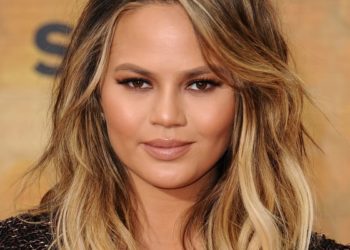 Secretul lui Chrissy Teigen pentru a lupta cu ochii umflați a fost sold out pentru săptămâni întregi (dar în sfârșit a revenit)