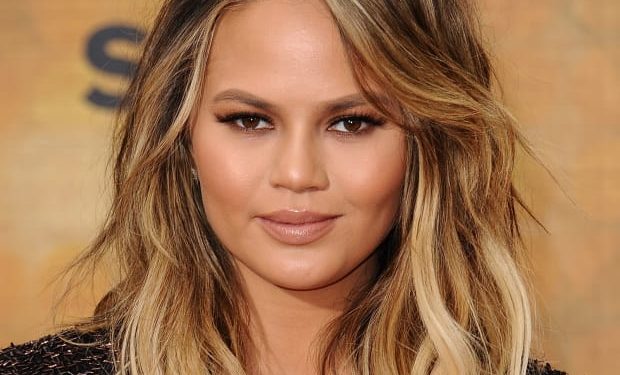 Secretul lui Chrissy Teigen pentru a lupta cu ochii umflați a fost sold out pentru săptămâni întregi (dar în sfârșit a revenit)