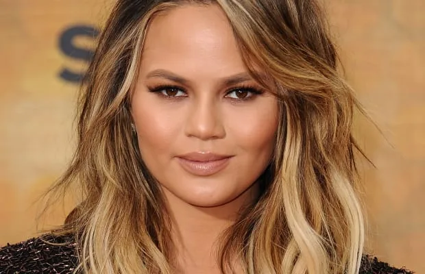 Secretul lui Chrissy Teigen pentru a lupta cu ochii umflați a fost sold out pentru săptămâni întregi (dar în sfârșit a revenit)