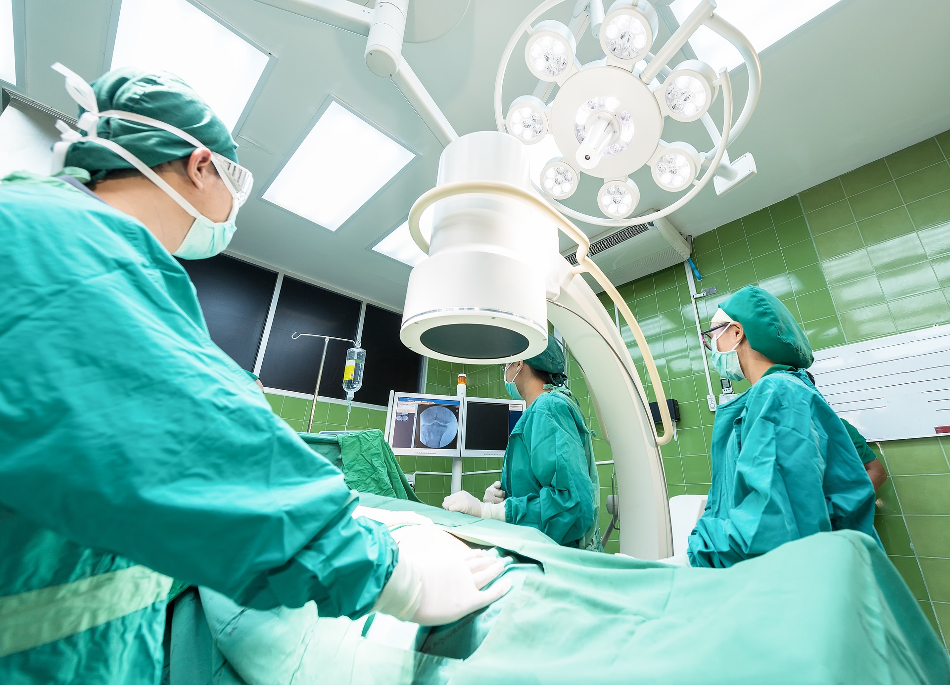 Serbia – Un bărbat născut fără testicule a primit un transplant de la geamănul său